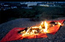 У Донецьку шахтарі спалили червоні прапори (Відео)