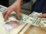 Українці масово забирають депозити з банків