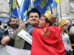 Львів'яни зустрічають Януковича червоними картками