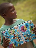 Дітям вручили подарунки з гуманітарної допомоги для країн третього світу