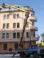 Чернівецькі комунальники міста активно збивають бурульки
