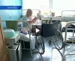 В Чернівцях інвалід-безхатченко вже два роки живе в лікарні. Влада від нього відхрещується