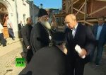 Священик поцілував руку Путіну - той на нього замахнувся (відео)