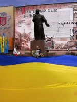 В Чернівцях відбувся флеш-моб до Дня прапора України ФОТО
