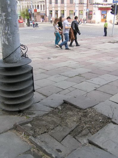 В центрі Чернівців повикорчовували дерева ФОТО