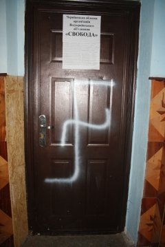 У Чернівцях невідомі понищили вхідні двері громадської приймальні народного депутата Зелика