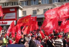 Комуністи на мітингу роздавали гроші за мітинг