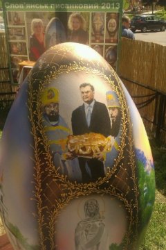 Янукович на яйцях 
