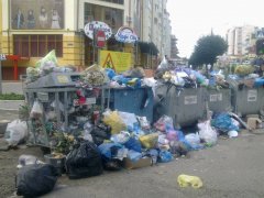 В Чернівцях вулицю Каспрука перетворили на сміттєзвалище