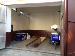 Холодильні машини приватника заряджають електроенергією в гаражі Чернівецької міської ради ОНОВЛЕНО