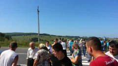 На Буковині село Грушівка повстає. Люди вимагають моста