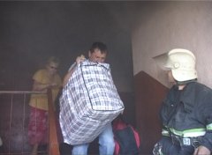 В Чернівцях виникла пожежа в 9-поверхівці. 18 мешканців було евакуйовано 