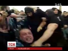 Народний бунт у Москві: на вулицях лунають постріли, а люди зводять барикади