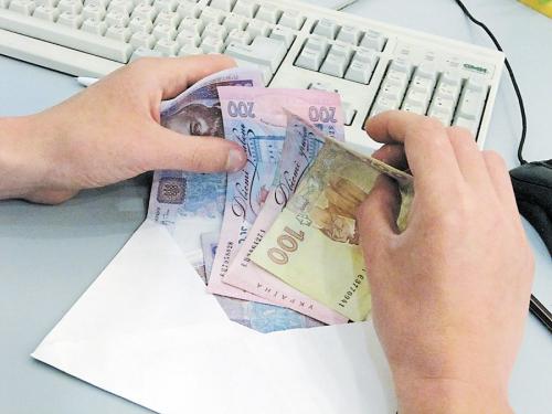 На Буковині засудили працівницю банку, яка привласнила 2 мільйони