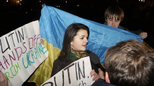 Українські активісти в Римі: «Путін, руки геть від України!»