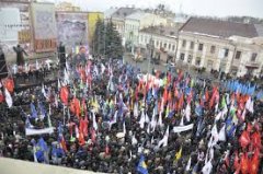 На Майдані у Чернівцях збираються люди