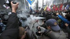 "Беркут" атакував Євромайдан зі сльозогінним газом: пролилася перша кров