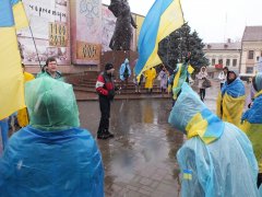 Незважаючи на сніг та вітер, Євромайдан в Чернівцях триває