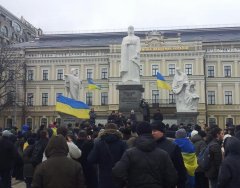 Євромайдан у столиці гуртується на Михайлівській площі. Там вже зібралося близько 2 тисяч людей