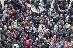 На Михайлівській площі зібралося вже 3,5 тисячі людей