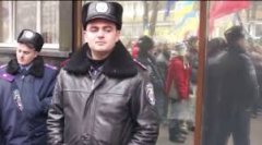 Журналіст з Івано-Франківська змусив міліціонера вийняти руки з кишень під час виконання Гімну