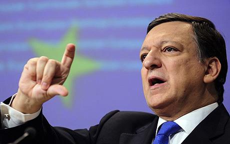 Президент Єврокомісії Жозе Мануель Баррозу аплодує українцям стоячи