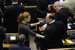 "Регіонал" ударив опозиціонерку Оробець під час голосування за амністію в Раді