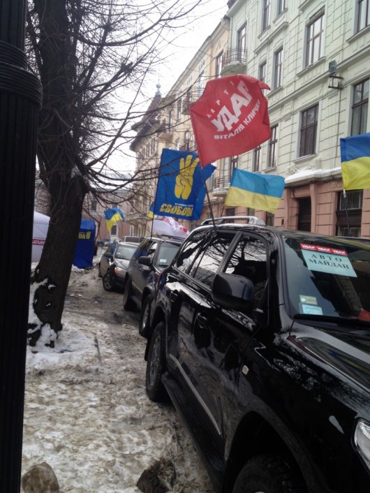 В колонах Автомайдану з'явились партійні прапори