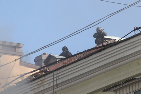 Міліція стріляє по людях з дахів будинків
