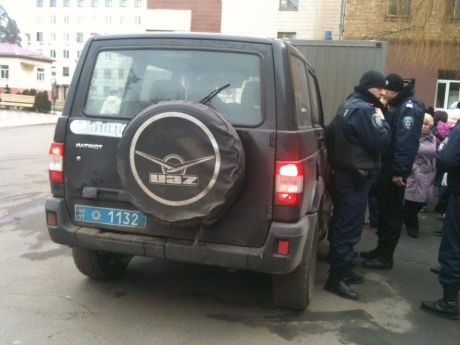 Правоохоронці у лікарнях Києва відключають прооперованих від систем життєзабезпечення та кидають їх у машини
