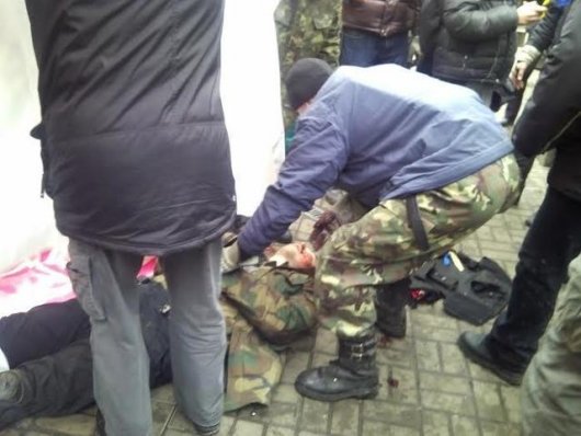 Снайпер відстрілює активістів: біля готелю "Козацький" вже вісім трупів (фото, відео)