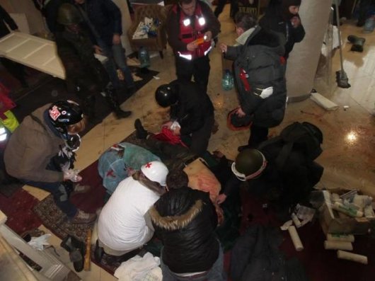 Лікарі рятують поранених в готелі \"Україна\" (ШОКУЮЧІ ФОТО)