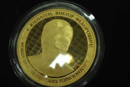 В резиденції Януковича знайшли розкішні ретрокари, мотоцикли та кілограмову золоту монету