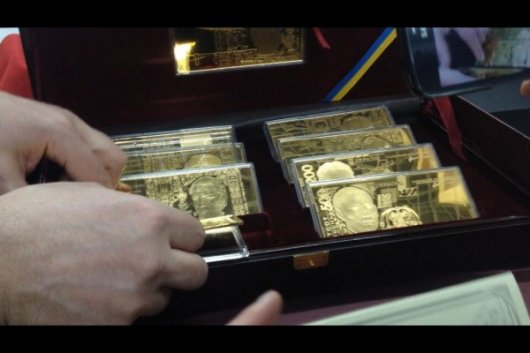 В резиденції Януковича знайшли розкішні ретрокари, мотоцикли та кілограмову золоту монету