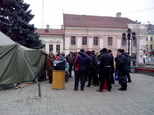 На Центральній площі Чернівців встановили телевізор та транслюють прес-конференцію Януковича