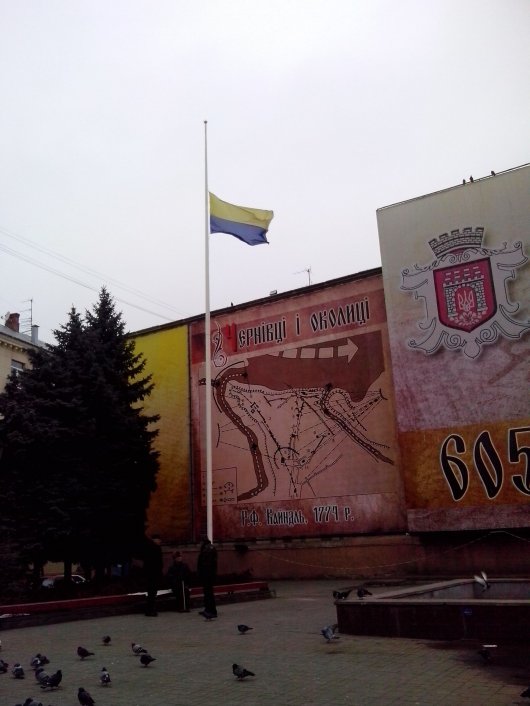 У Чернівцях на Центральній площі перевернули усі синьо-жовті прапори