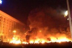 Будинок профспілок у Києві догорає. Рятувальники покинули будівлю