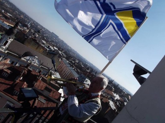Прапор ВМС України підняли на Ратуші у Чернівцях