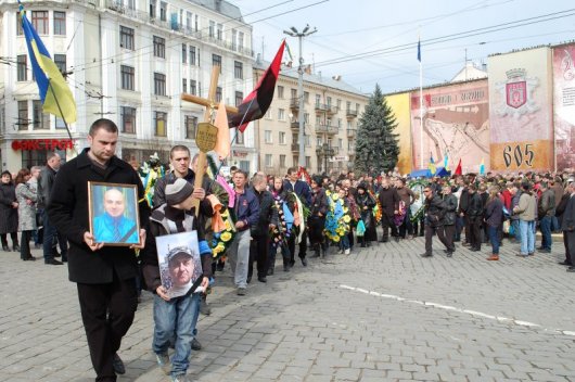 На похоронах Аксенина люди ставали перед героєм на коліна (фото)