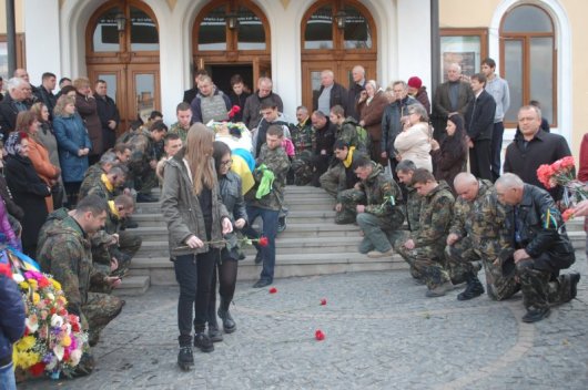 На похоронах Аксенина люди ставали перед героєм на коліна (фото)