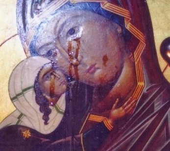 У храмах України та Росії плаче Божа Матір