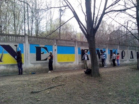 У Чернівцях з'явився надпис "Герої не вмирають" (ФОТО, ВІДЕО)