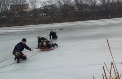 У Чернівцях двоє рибалок провалилися під лід (ВІДЕО)