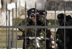 Жодна військова частина Криму не здалася російським військовим, блокування триває