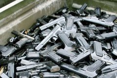 Чернівецькі міліціонери закликають добровільно здавати зброю