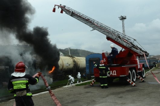 Чернівецькі пожежники успішно загасили палаючий вагон та евакуювали пасажирів