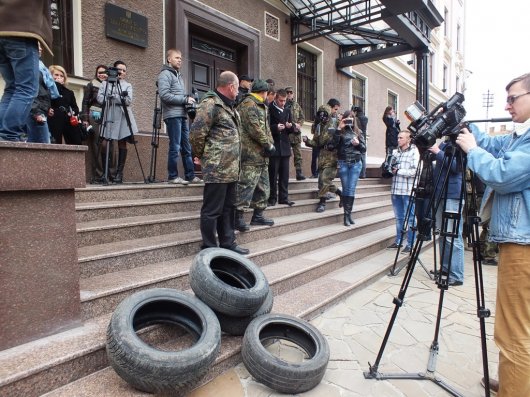 Пікет під Чернівецькою СБУ перетворився на балаган