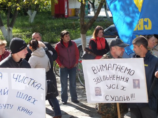 У Новоселиці вимагають звільнення голови районного суду