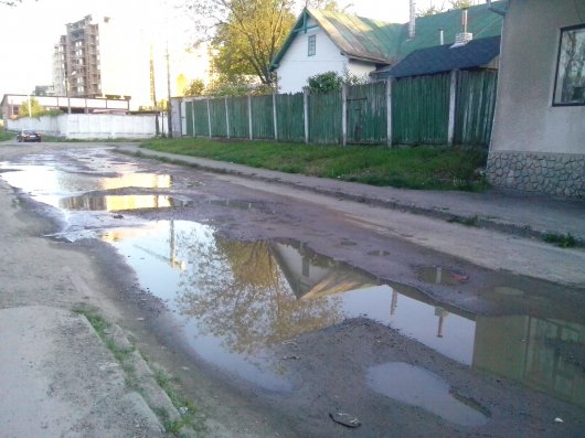 Вулиця Буковинська у Чернівцях перетворилася на озеро (ФОТО)