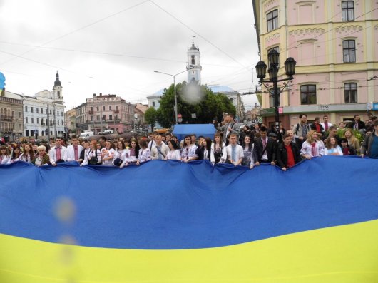 Чернівецькі студенти розгорнули на Центральній площі міста величезний блакитно-жовтий стяг